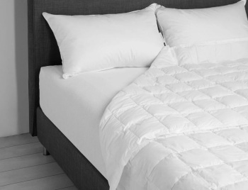 Přikrývky, polštáře, toppery z dutého vlákna s péřovým efektem